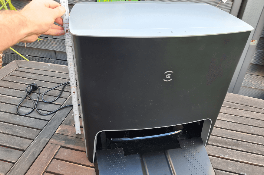 Die Höhe der Ecovacs Deebot X1 Turbo Station wird mit einem Lineal ausgemessen.